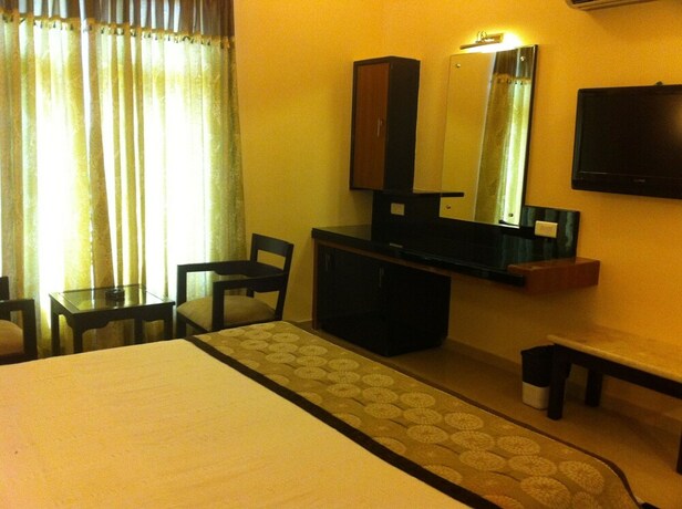 Imagen de la habitación del Hotel Holiday Resort. Foto 26