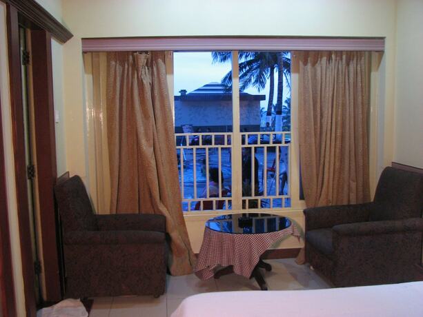 Imagen de la habitación del Hotel Holiday Resort. Foto 27