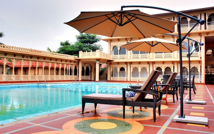 Imagen de la piscina del Hotel Holiday Resort and Spa A Unit of S Poddar Group. Foto 17