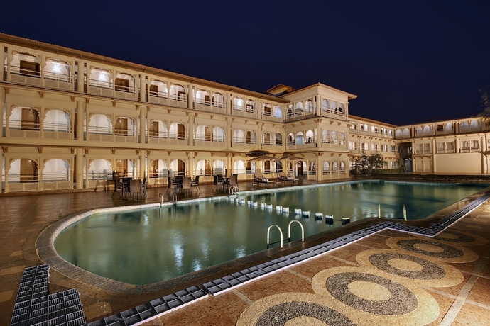 Imagen de la piscina del Hotel Holiday Resort and Spa A Unit of S Poddar Group. Foto 18