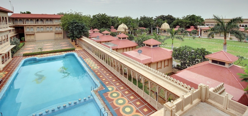 Imagen de la piscina del Hotel Holiday Resort and Spa A Unit of S Poddar Group. Foto 19