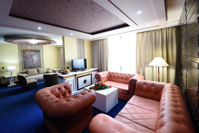 Imagen de los interiores del Hotel Holiday, Sarajevo. Foto 13