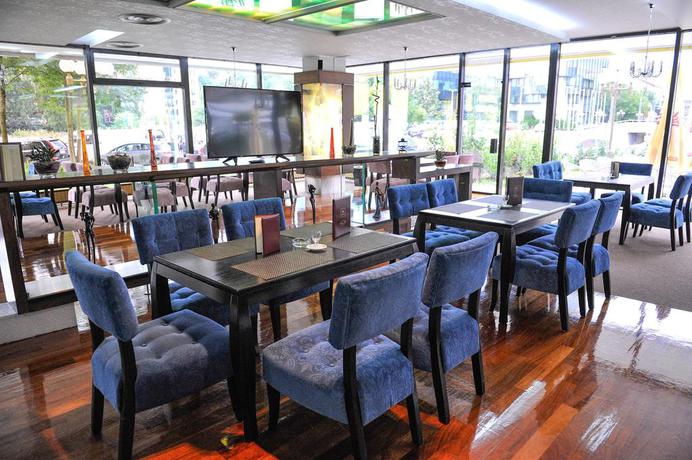 Imagen del bar/restaurante del Hotel Holiday, Sarajevo. Foto 2