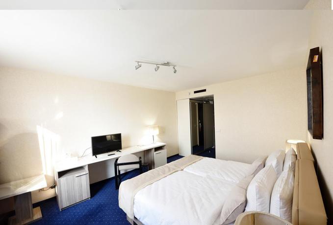 Imagen de la habitación del Hotel Holiday, Sarajevo. Foto 10