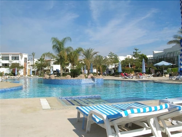 Imagen de la piscina del Hotel Holiday Service College and Diving. Foto 16