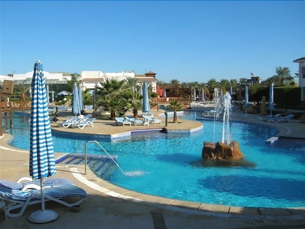 Imagen de la piscina del Hotel Holiday Service College and Diving. Foto 17