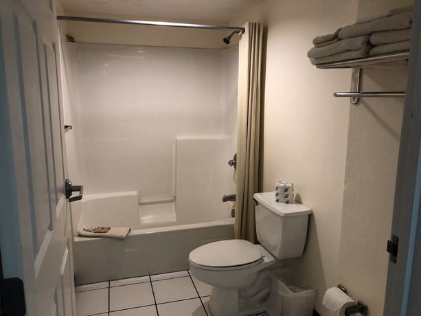 Imagen de la habitación del Hotel Holiday Terrace Beachfront Hotel, a By The Sea Resort. Foto 10