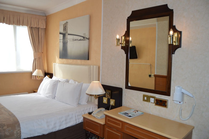 Imagen de la habitación del Hotel Holiday Villa. Foto 9