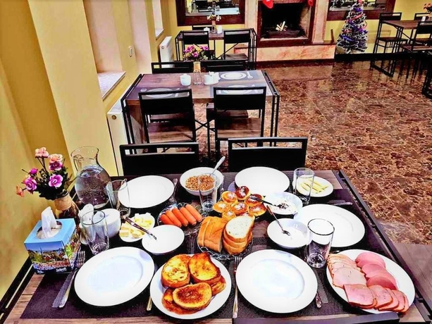 Imagen del bar/restaurante del Hotel Holiday Villa, Tbilisi. Foto 5
