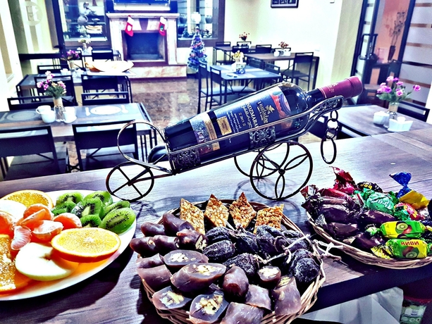 Imagen del bar/restaurante del Hotel Holiday Villa, Tbilisi. Foto 6