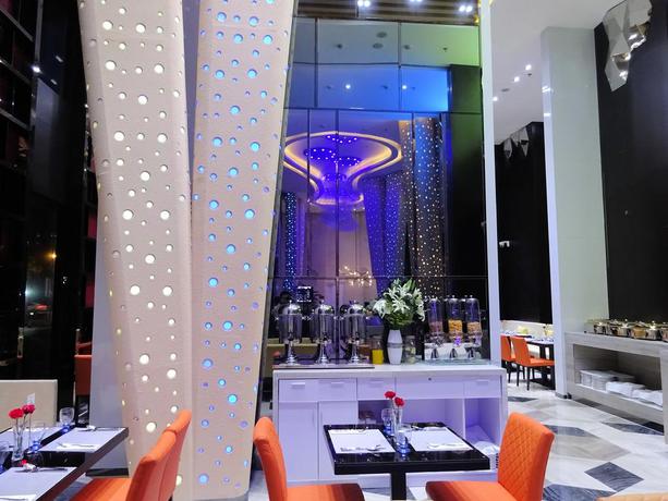 Imagen del bar/restaurante del Hotel Holiday Villa and Residence. Foto 2