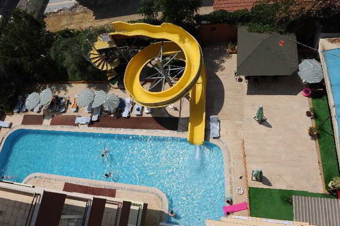 Imagen de la piscina del Hotel Holiday World. Foto 7