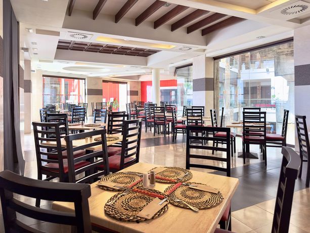 Imagen del bar/restaurante del Hotel Holiday World Polynesia Affiliated by Meli&aacute;. Foto 2