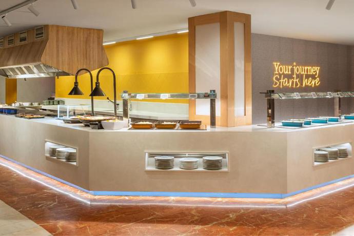 Imagen del bar/restaurante del Hotel Holiday World Resort Affiliated by Meli&aacute;. Foto 2