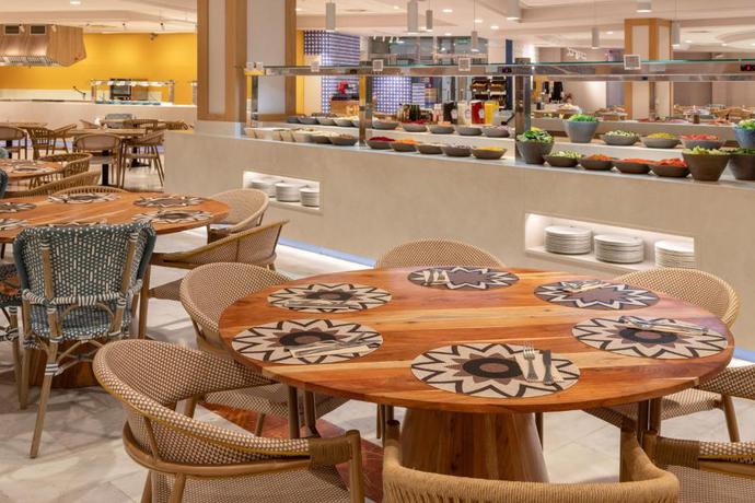 Imagen del bar/restaurante del Hotel Holiday World Resort Affiliated by Meli&aacute;. Foto 3