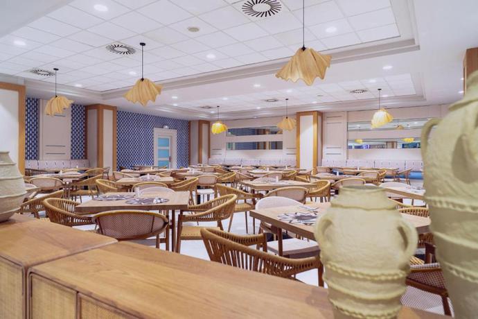 Imagen del bar/restaurante del Hotel Holiday World Resort Affiliated by Meli&aacute;. Foto 4