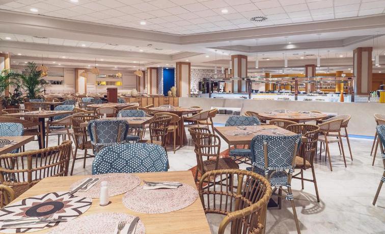 Imagen del bar/restaurante del Hotel Holiday World Resort Affiliated by Meli&aacute;. Foto 5