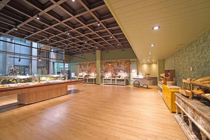 Imagen del bar/restaurante del Hotel Holiday World Resort Affiliated by Meli&aacute;. Foto 6