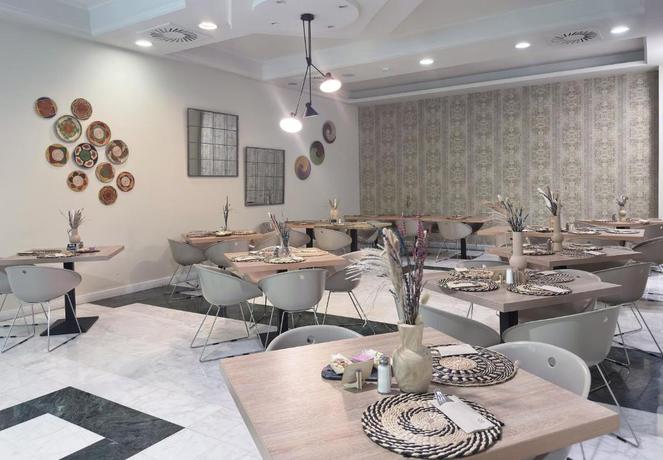 Imagen del bar/restaurante del Hotel Holiday World Resort Affiliated by Meli&aacute;. Foto 7