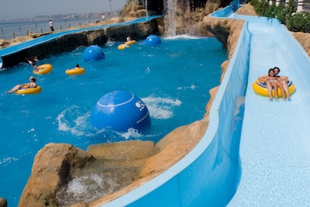 Imagen de la piscina del Hotel Holiday World Resort Affiliated by Meli&aacute;. Foto 10