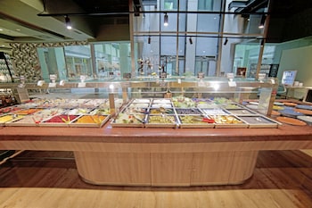 Imagen del bar/restaurante del Hotel Holiday World Resort Affiliated by Meli&aacute;. Foto 3