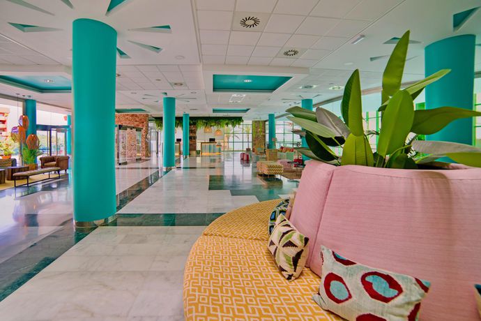 Imagen de los interiores del Hotel Holiday World Riwo Affiliated By Melia. Foto 13