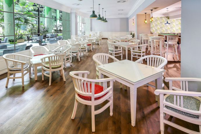 Imagen del bar/restaurante del Hotel Holiday World Riwo Affiliated By Melia. Foto 2
