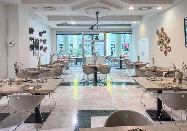 Imagen del bar/restaurante del Hotel Holiday World Riwo Affiliated By Melia. Foto 3