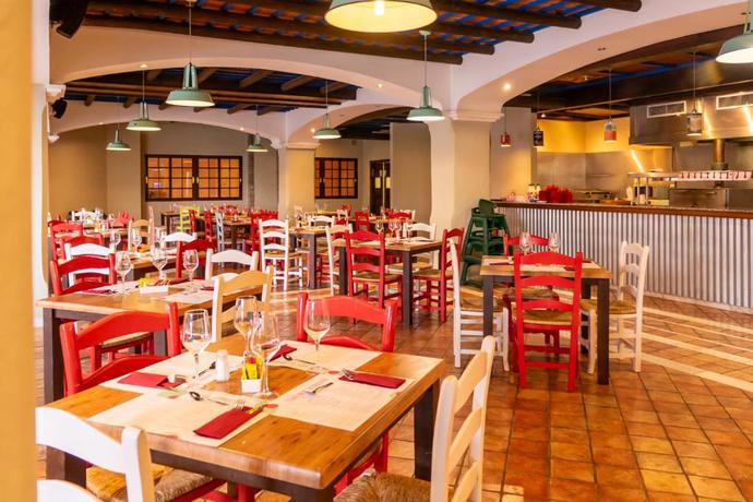 Imagen del bar/restaurante del Hotel Holiday World Village Affiliated by Meli&aacute;. Foto 2