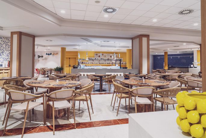 Imagen del bar/restaurante del Hotel Holiday World Village Affiliated by Meli&aacute;. Foto 2