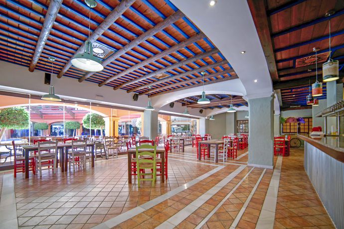 Imagen del bar/restaurante del Hotel Holiday World Village Affiliated by Meli&aacute;. Foto 5
