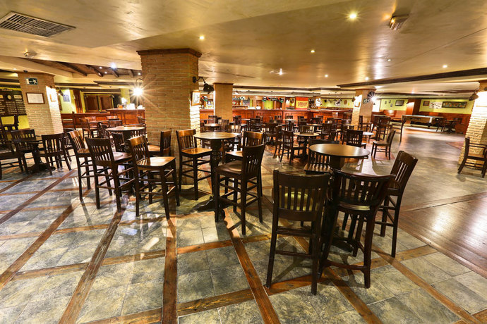 Imagen del bar/restaurante del Hotel Holiday World Village. Foto 10