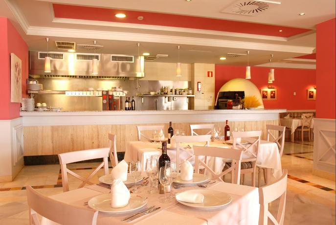 Imagen del bar/restaurante del Hotel Holiday World Village. Foto 11