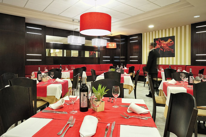 Imagen del bar/restaurante del Hotel Holiday World Village. Foto 12