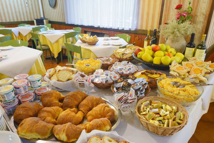 Imagen del bar/restaurante del Hotel Holidays, Barrea. Foto 3