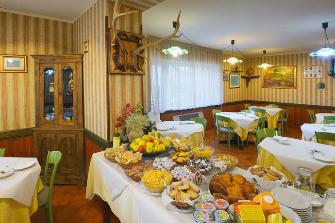 Imagen del bar/restaurante del Hotel Holidays, Barrea. Foto 4