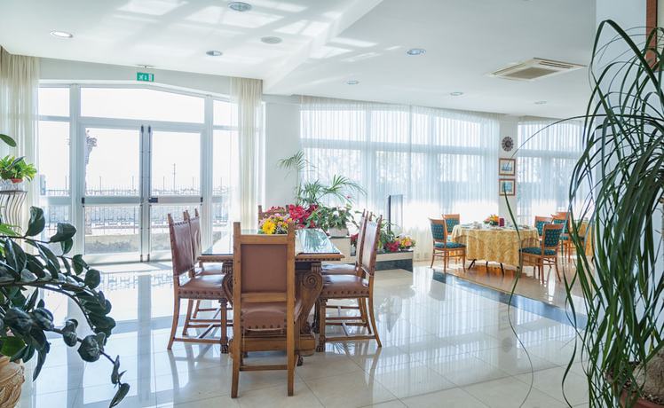 Imagen de los interiores del Hotel Holidays, Torre del Greco. Foto 19