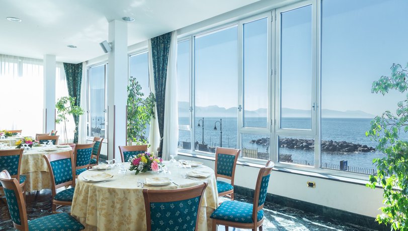 Imagen del bar/restaurante del Hotel Holidays, Torre del Greco. Foto 3