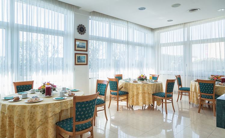 Imagen del bar/restaurante del Hotel Holidays, Torre del Greco. Foto 4