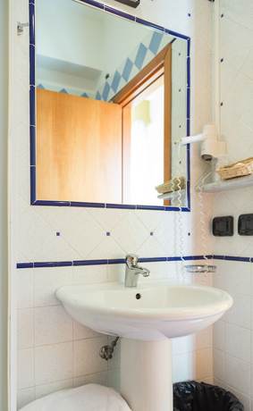 Imagen de la habitación del Hotel Holidays, Torre del Greco. Foto 13