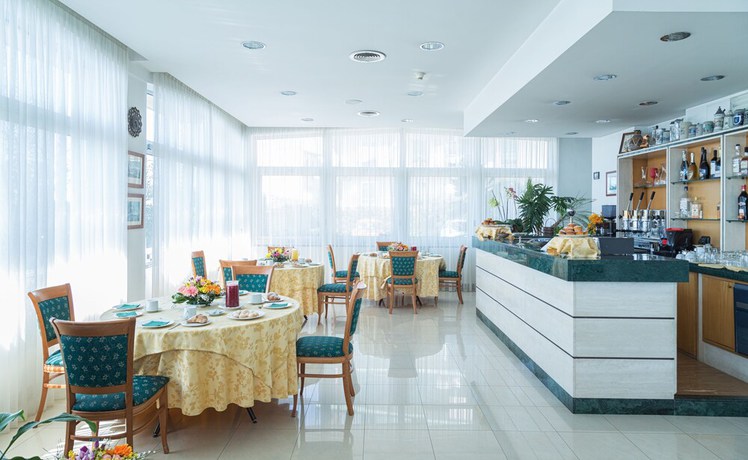 Imagen del bar/restaurante del Hotel Holidays, Torre del Greco. Foto 8