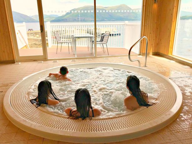 Imagen de los interiores del Hotel Holly Tree, Swimming Pool and Hot Tub. Foto 8