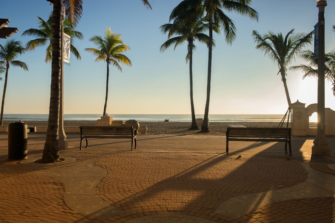 Imagen de los exteriores del Hotel Hollywood Beachside Boutique Suites. Foto 11