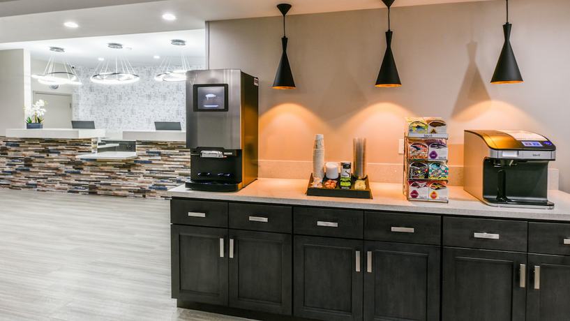 Imagen del bar/restaurante del Hotel Hollywood Inn Suites Hotel. Foto 3