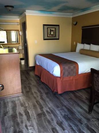 Imagen de la habitación del Hotel Hollywood Palms Inn and Suites. Foto 4