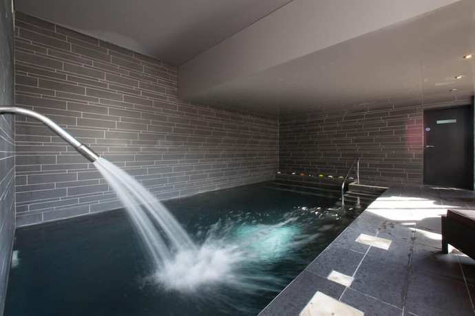 Imagen de la piscina del Hotel Holm House. Foto 19