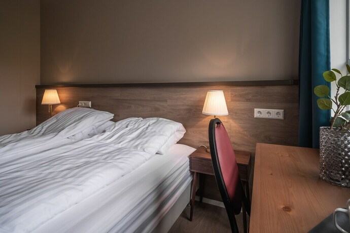 Imagen de la habitación del Hotel Holt Inn. Foto 18