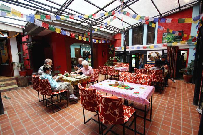 Imagen del bar/restaurante del Hotel Holy Lodge, Katmandu. Foto 2