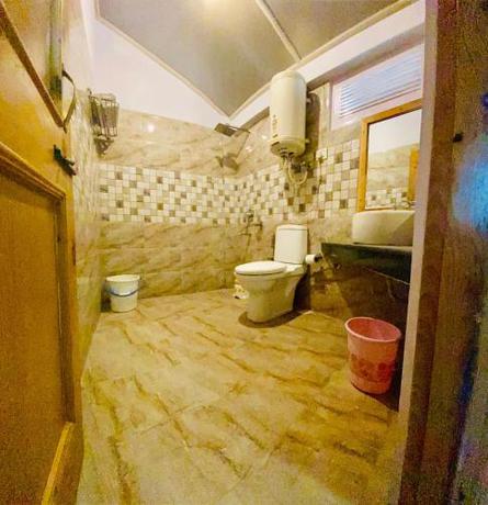 Imagen general del Hotel Holywood Riverview Resort, Manali - Scenic River & Mountain View. Foto 10