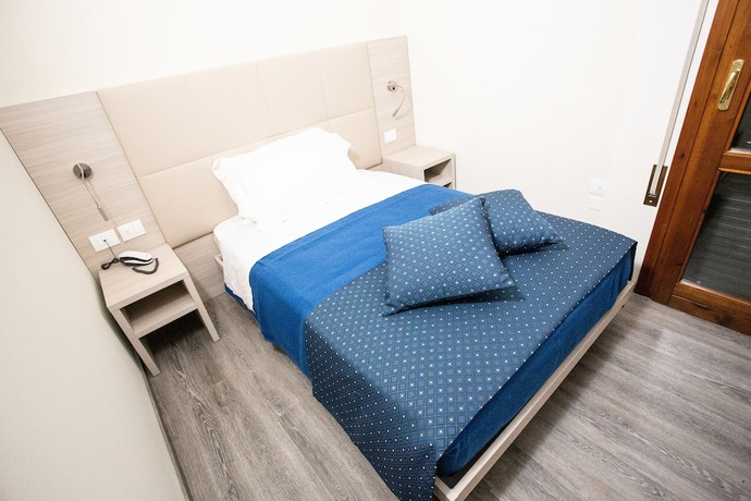 Imagen de la habitación del Hotel Home, Castelfranco Veneto. Foto 2